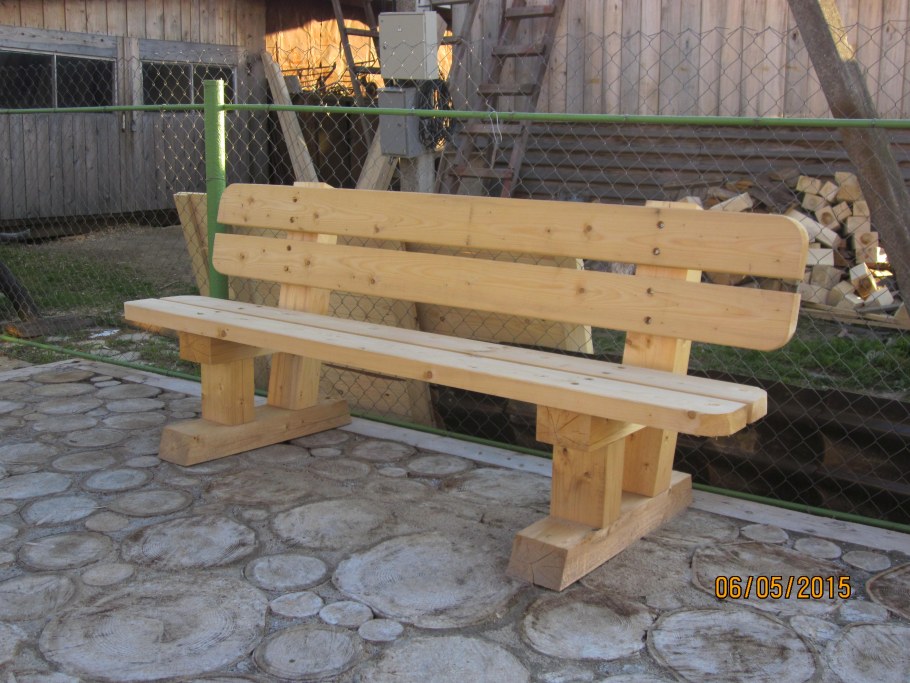 Скамейка из бруса со спинкой