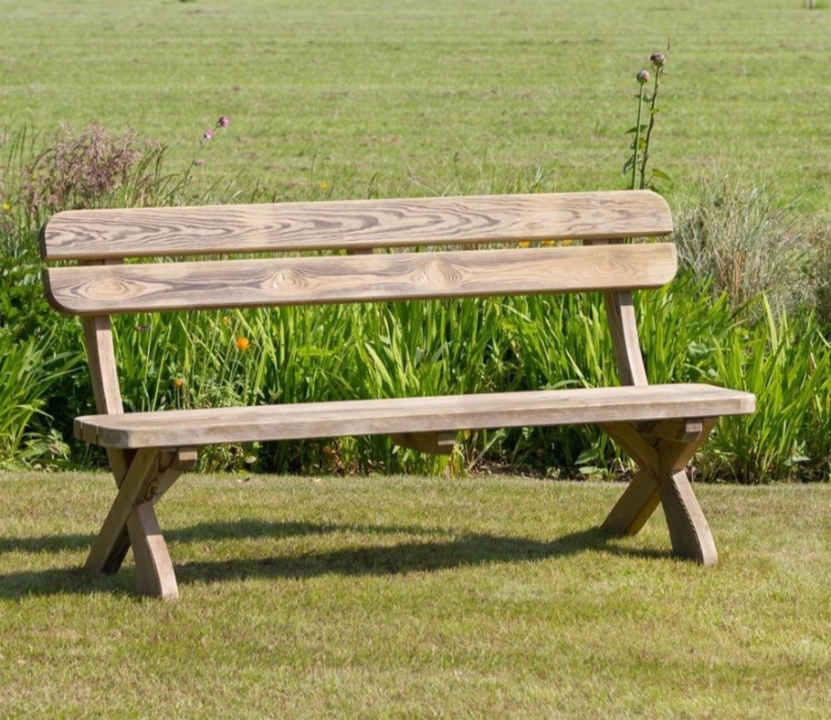 Простые деревянные скамейки