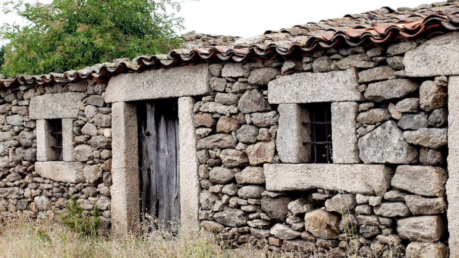 Старый каменный дом