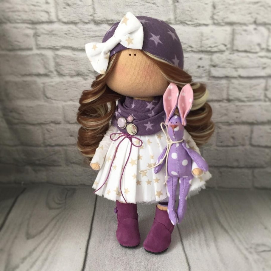 Интерьерная кукла в шляпе