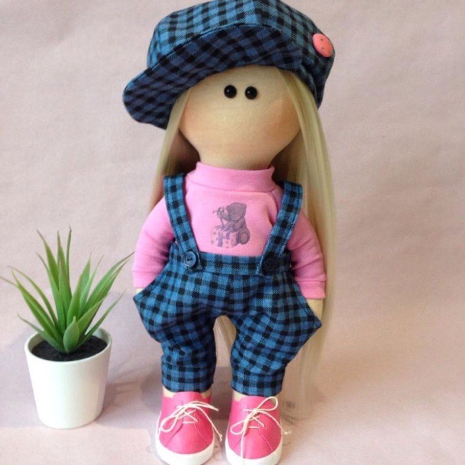 Интерьерная кукла в комбинезоне