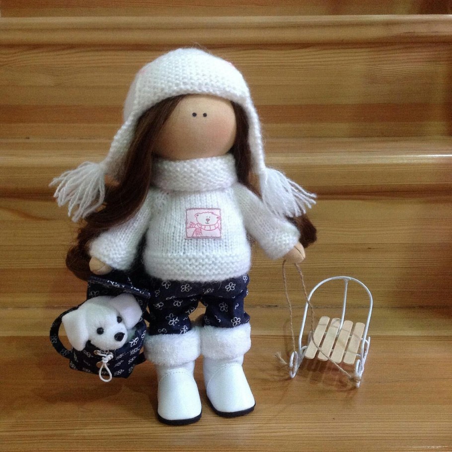 Кукла Снежка большеножка