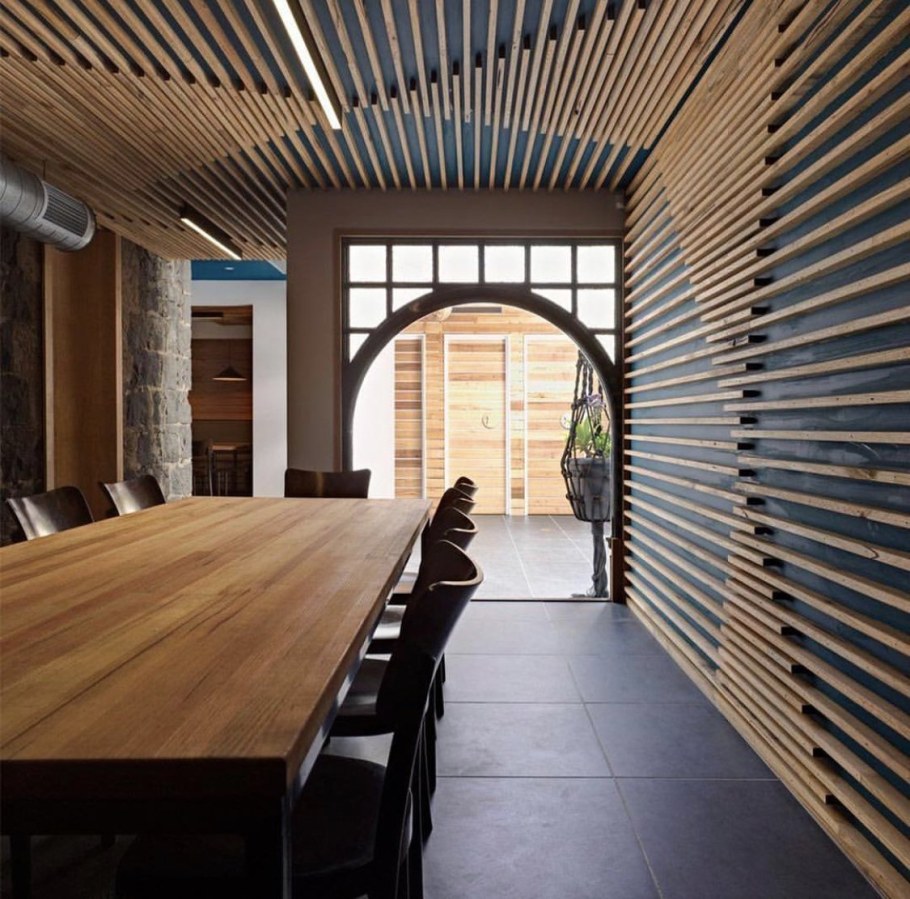 Потолок из реек деревянных