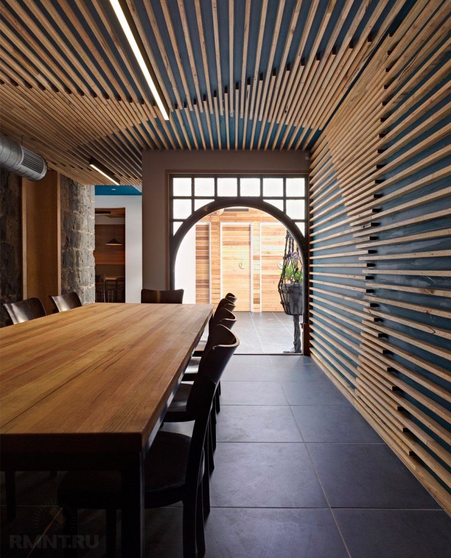 Отделка потолка деревянными рейками