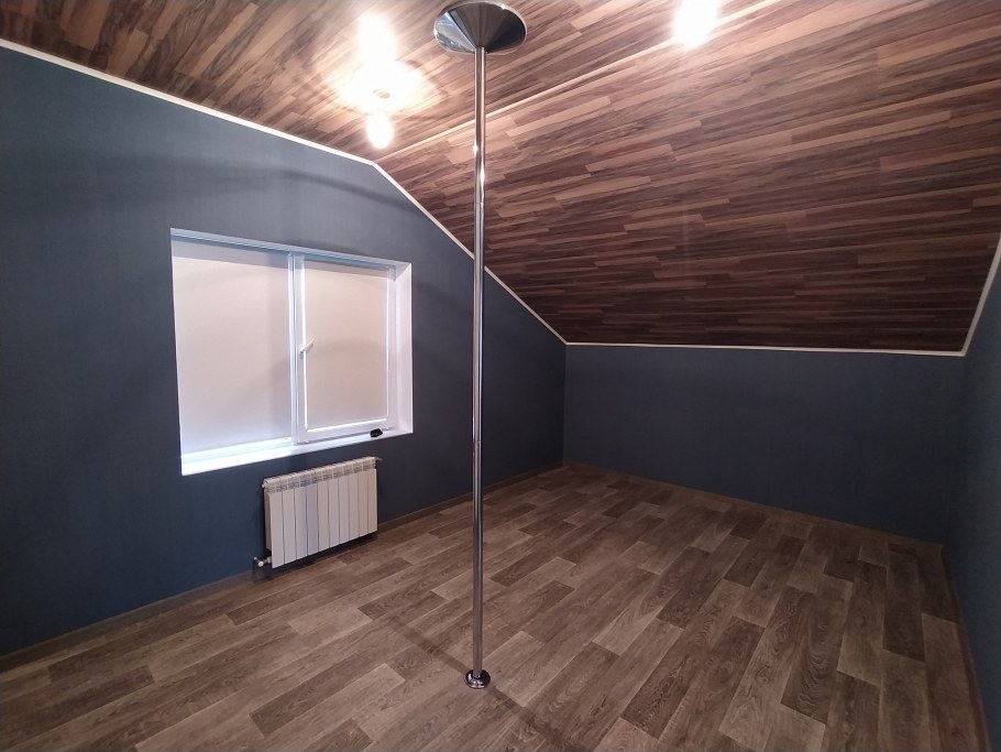 Ламинат на потолке мансарды