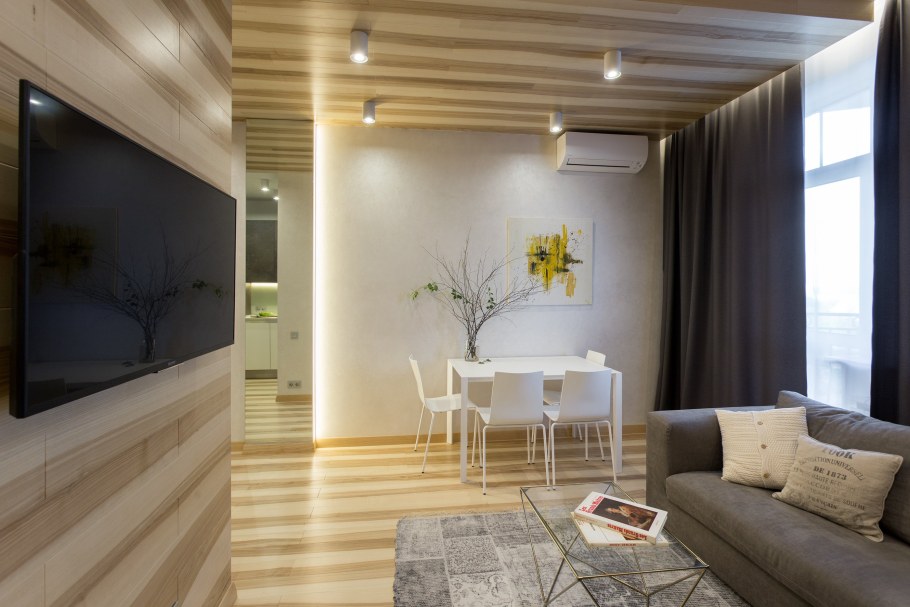 Ламинат на потолке в гостиной