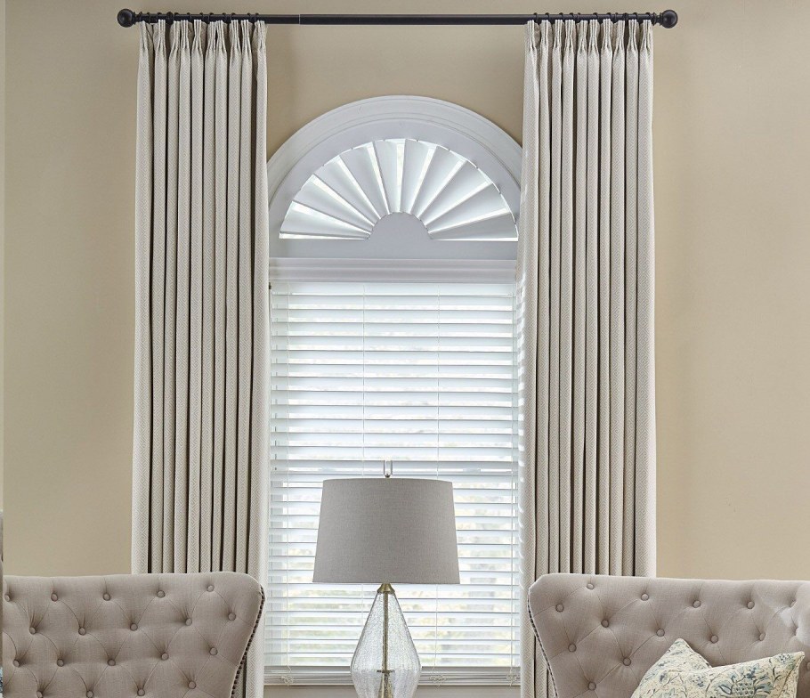 Оформление арочного окна шторами из льна