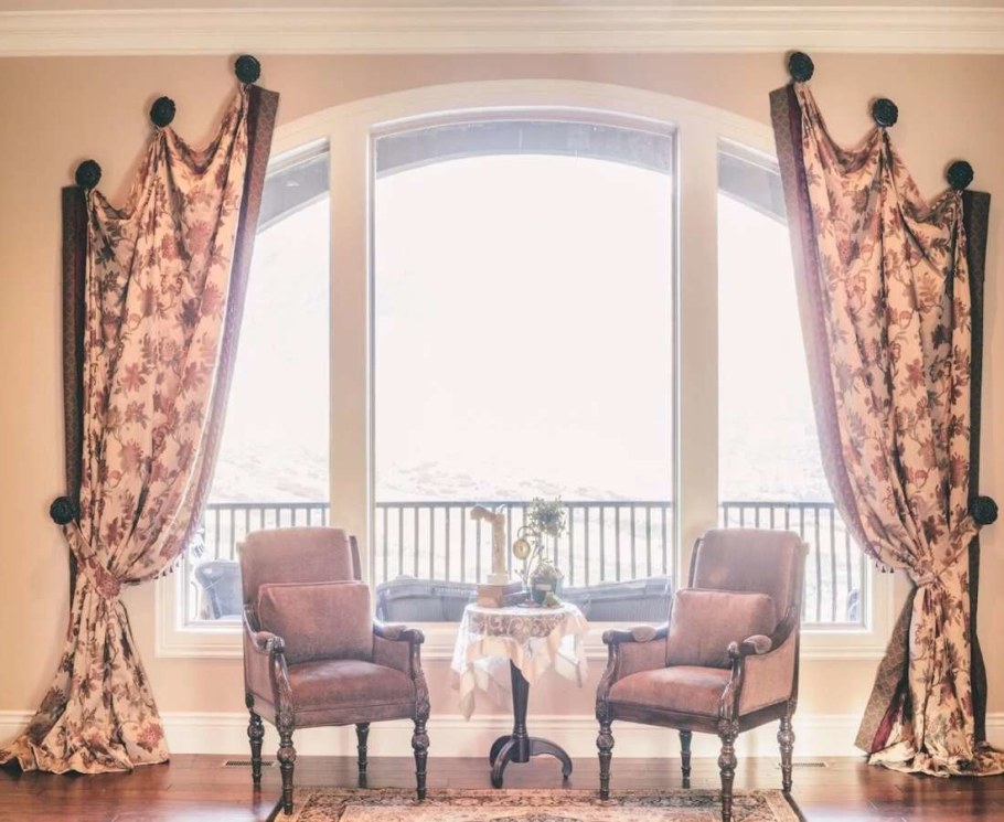 Окно со шторами