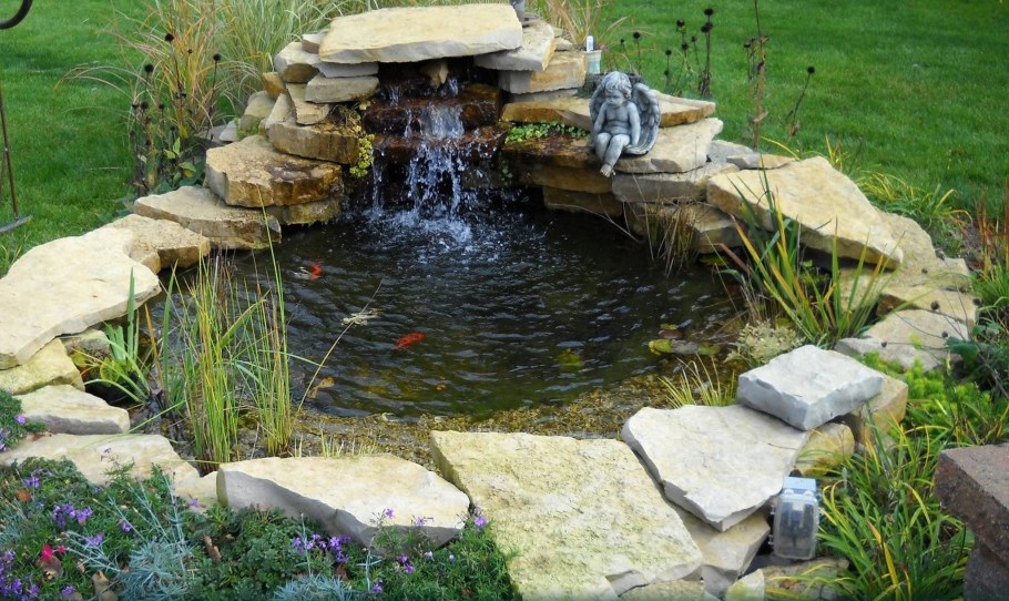 Сад камней с фонтаном и прудиком
