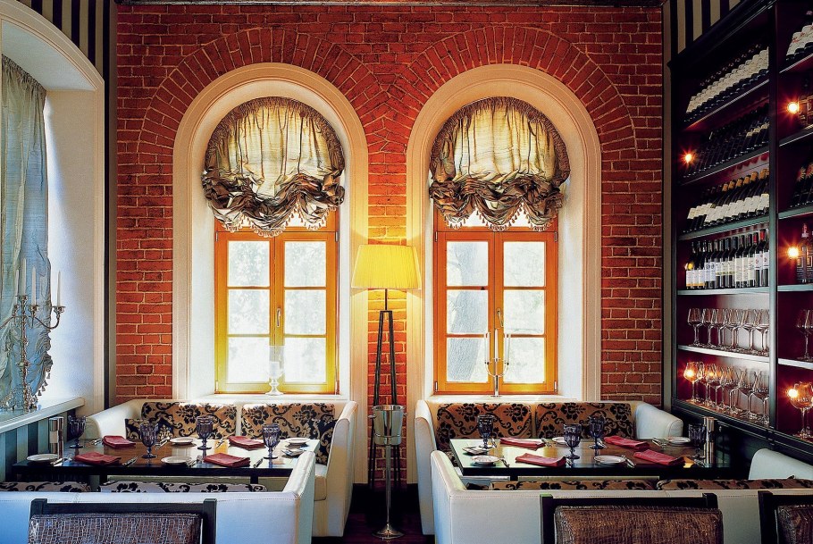 Ресторан с арочными окнами