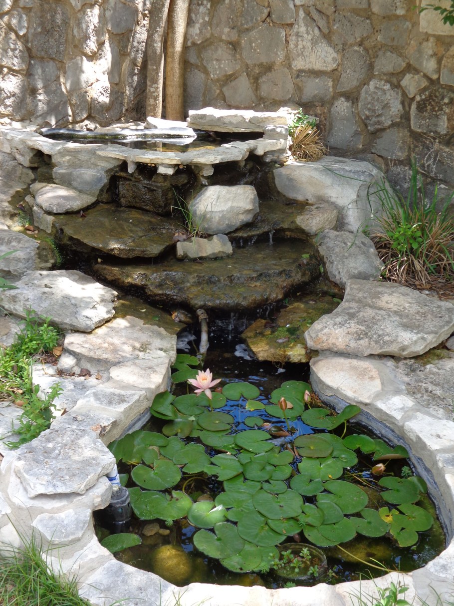 Маленький водопад в саду