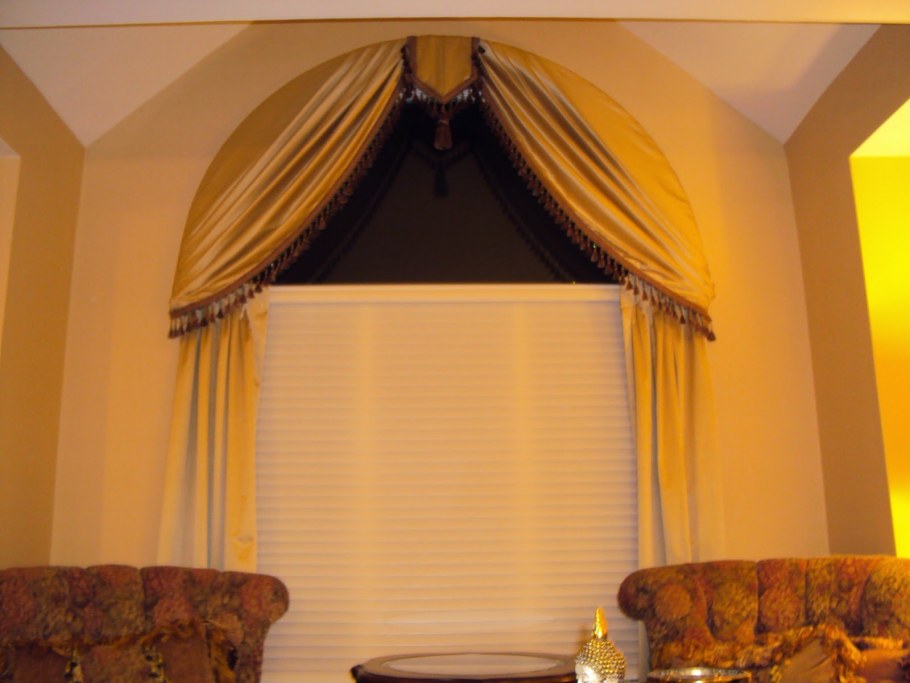 Ламбрекен на арочное окно