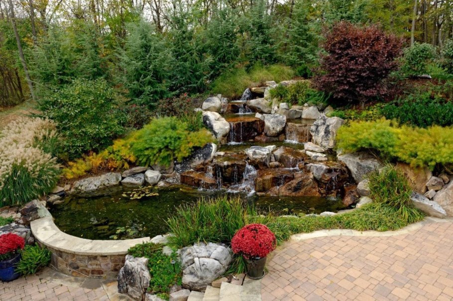 Пруд с водопадом и альпийской горкой