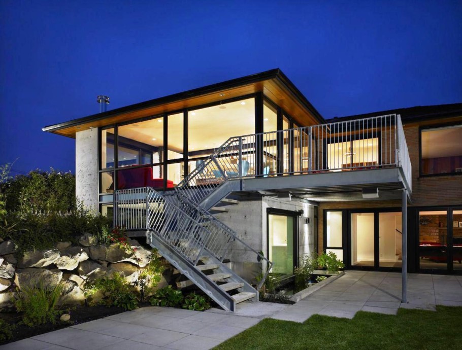 Красивый двухэтажный домик