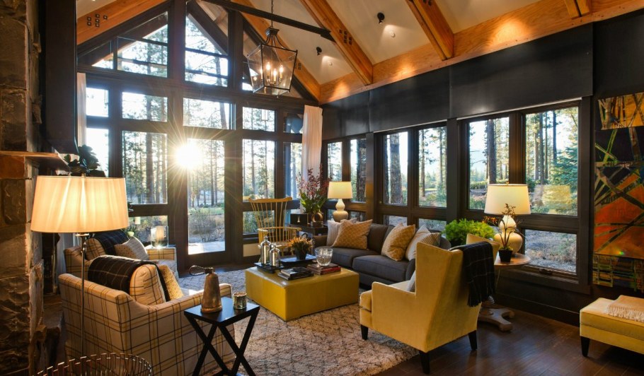 Уютная гостиная с панорамными окнами