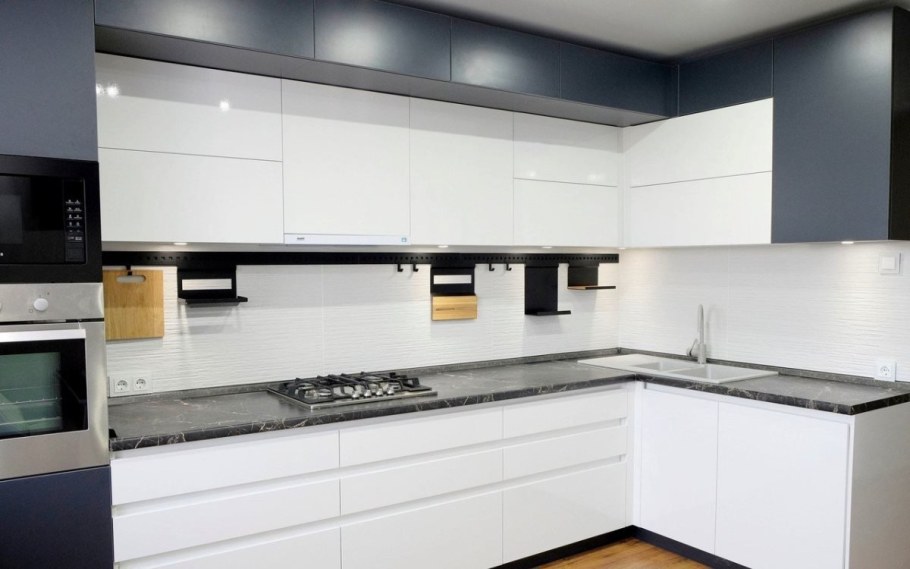 Белая глянцевая кухня в современном стиле угловая