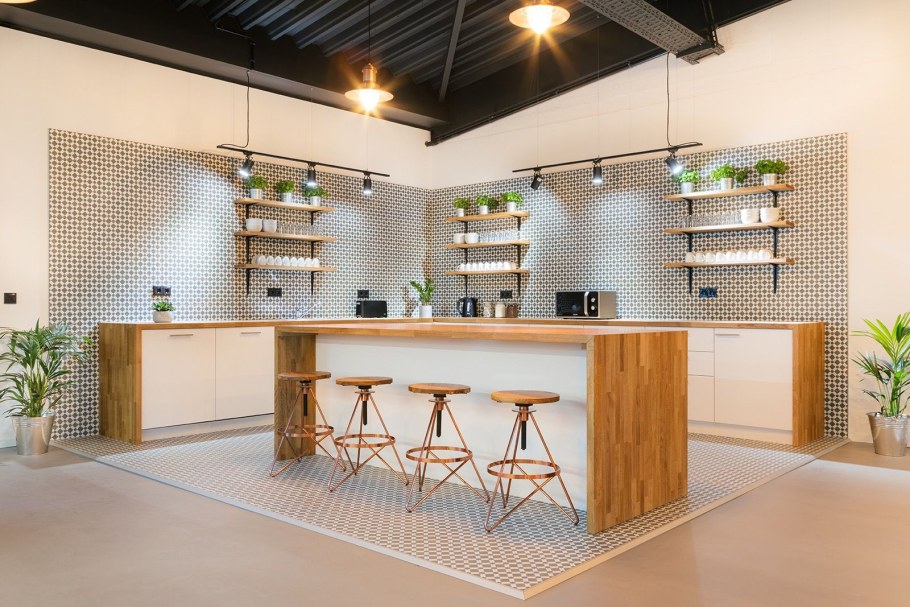 Современная кухня в офисе