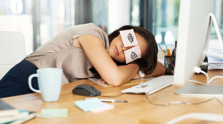 Спит на работе