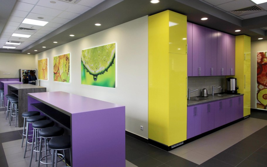 Яркие цвета в офисе