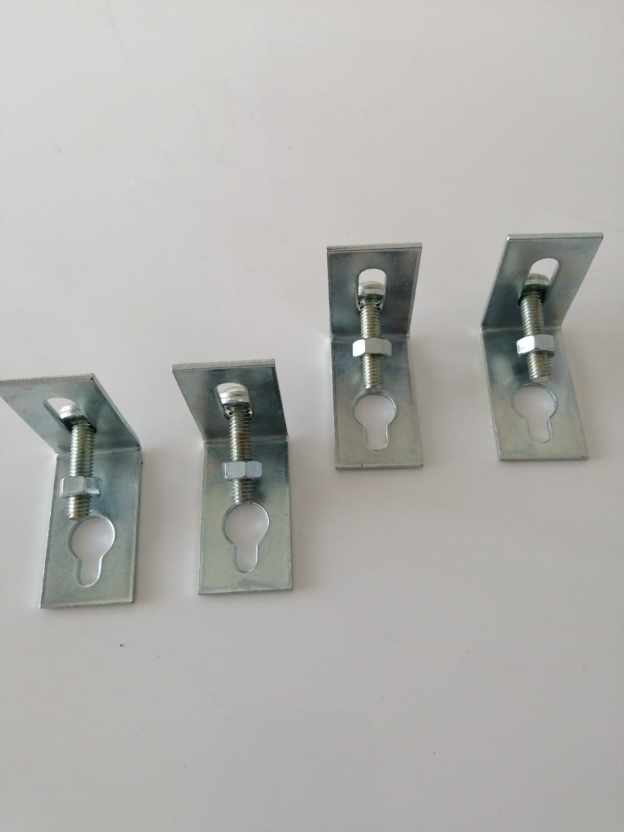 Металлические крючки на стену