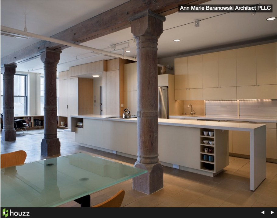 Металлические колонны в интерьере