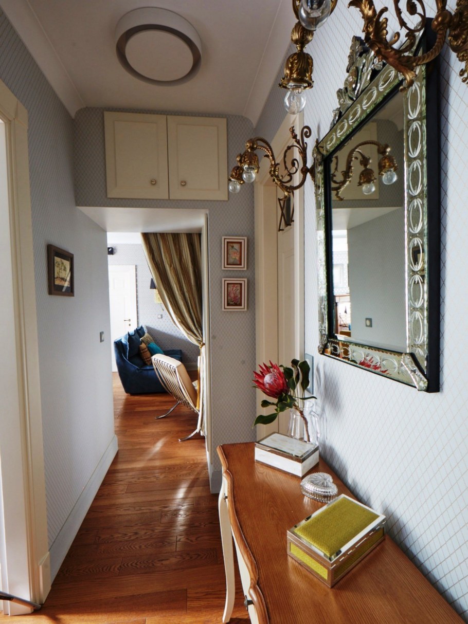 Узкая прихожая с антресолью