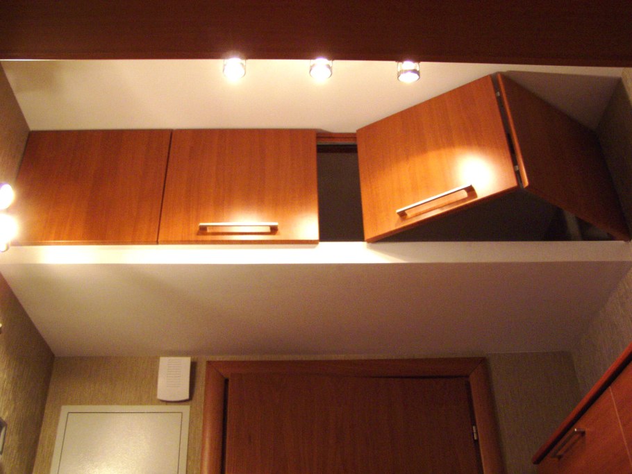 Антресоль в прихожей под потолком