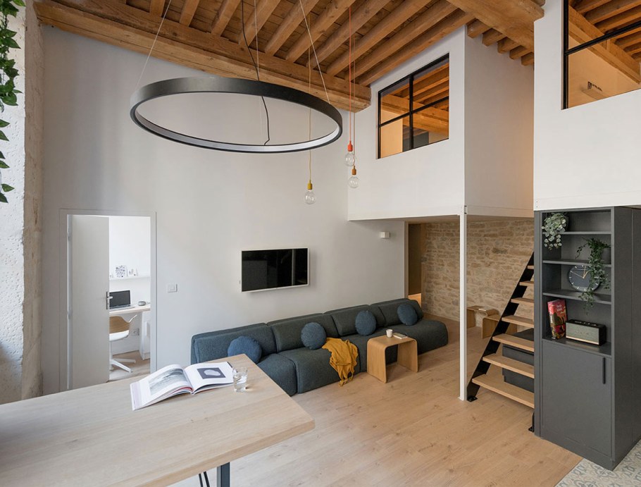 Двухуровневые апартаменты с антресолью