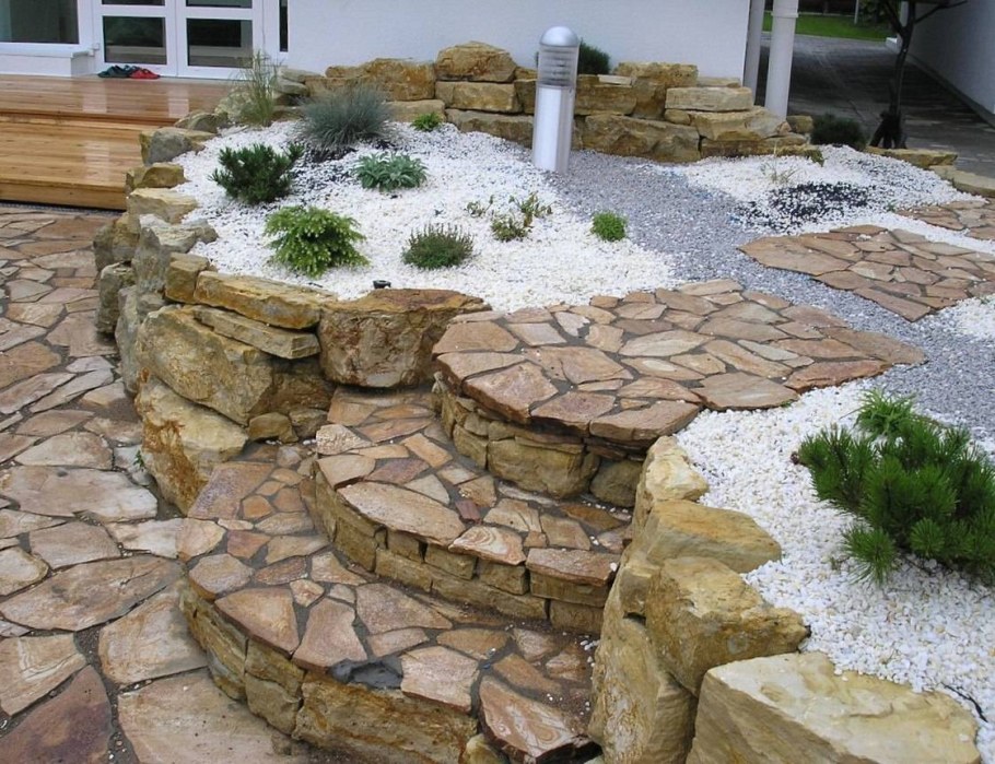 Камень плитняк клумба