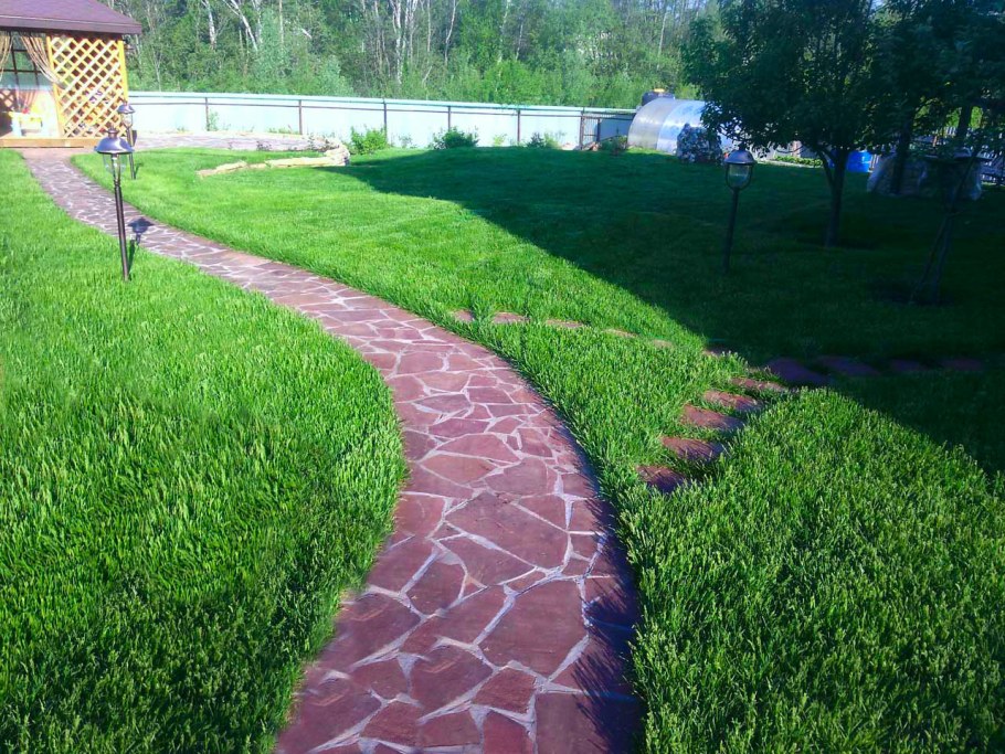 Тропинка на газоне