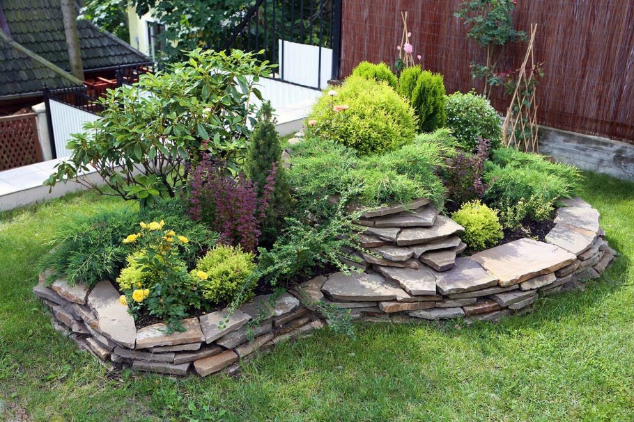 Клумба из плитняка