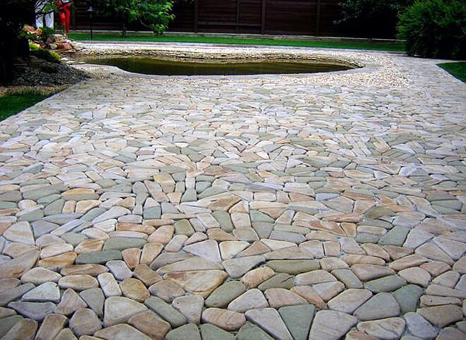 Галтованный камень в ландшафте