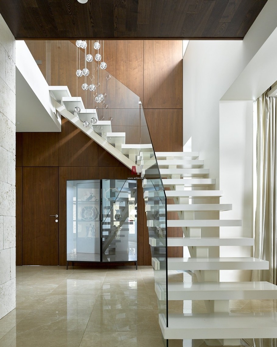 Современная лестница в доме