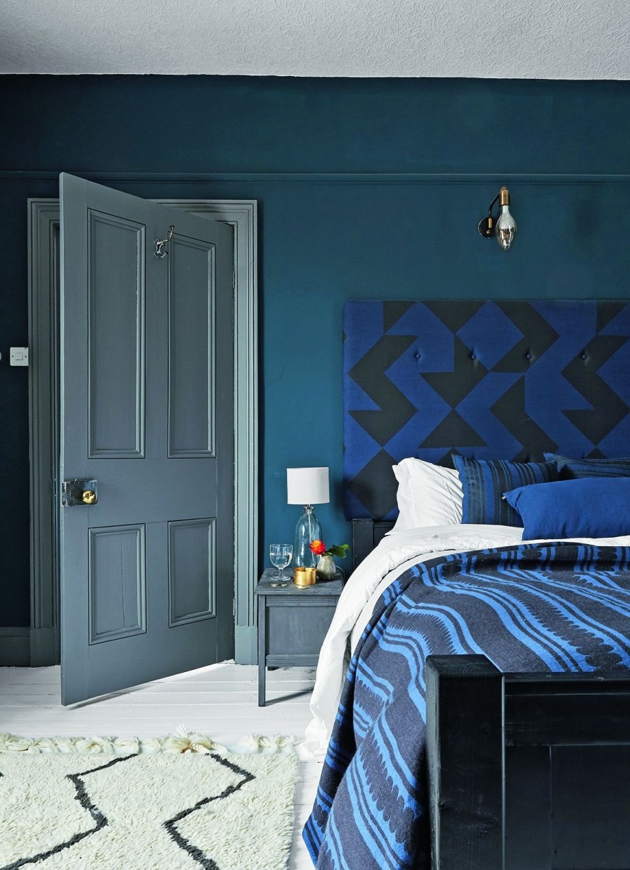 Синие стены в спальне