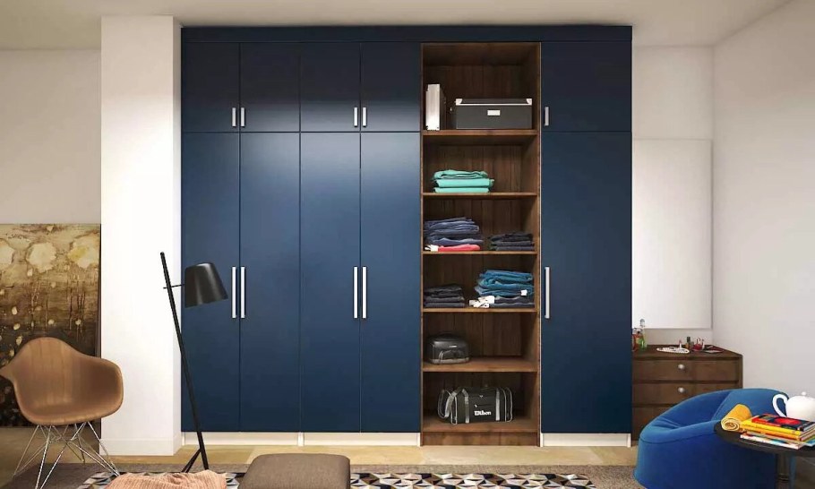 Синий шкаф в прихожей