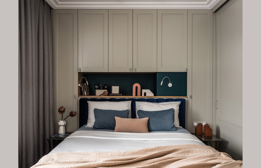 Синий шкаф в спальне