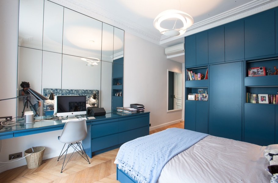 Рабочее место в синих тонах