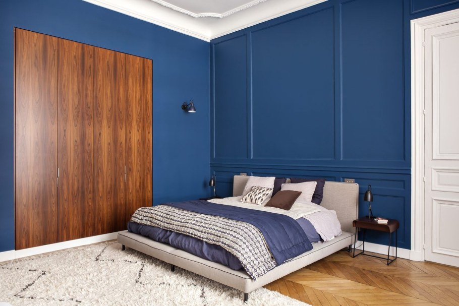 Темно синяя спальня