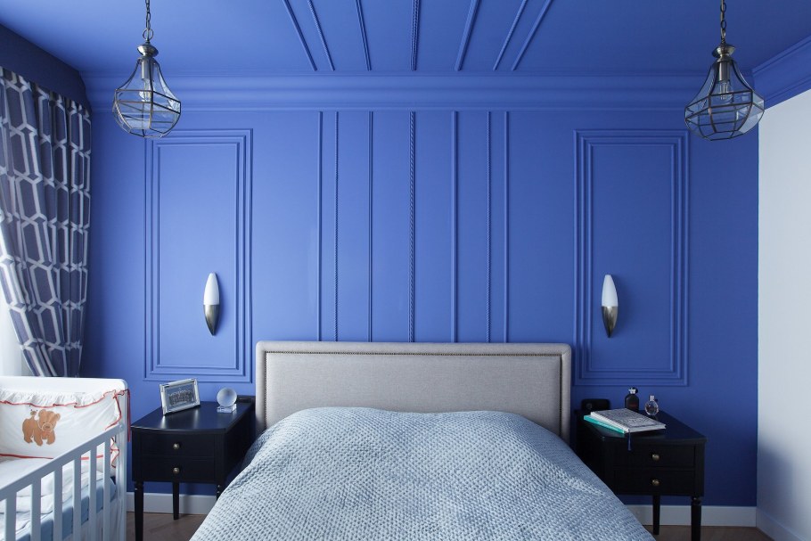 Молдинги в цвет стен