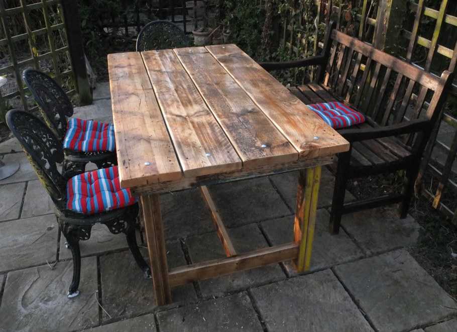 Стол из старого дерева