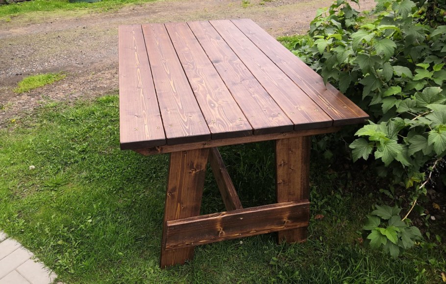 Стол уличный деревянный
