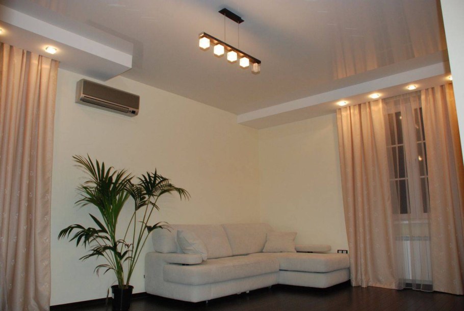 Натяжной потолок в гостиной