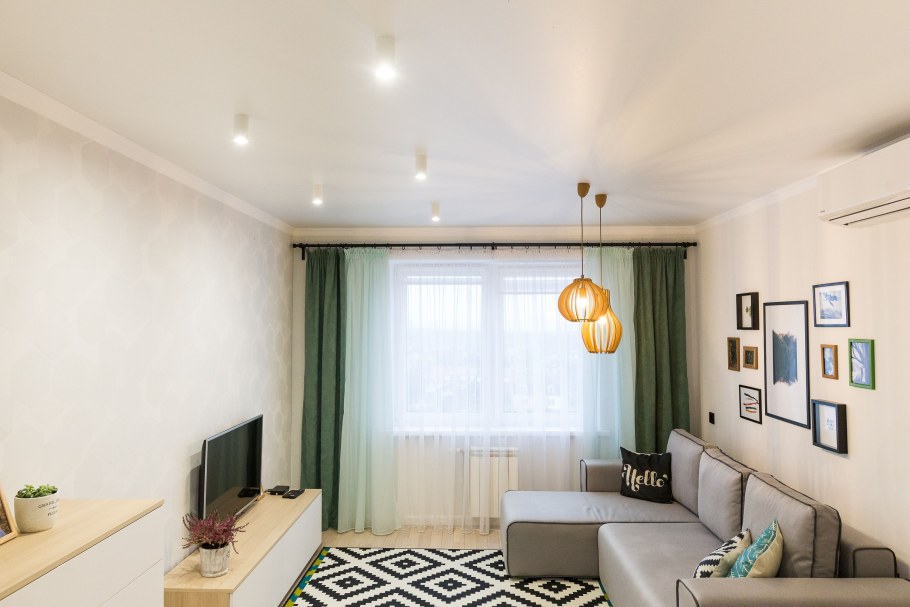 Матовый натяжной потолок в гостиной