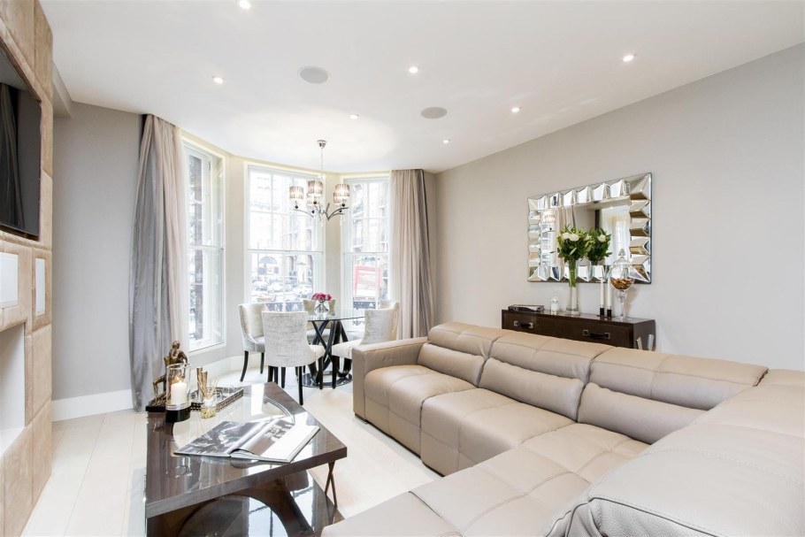 Светильники в интерьере гостиной