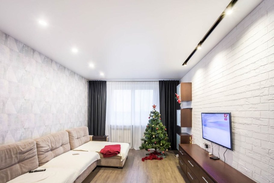 Натяжные потолки для гостинно