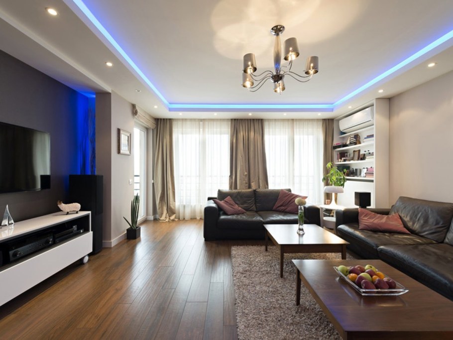 Натяжной потолок в гостиной