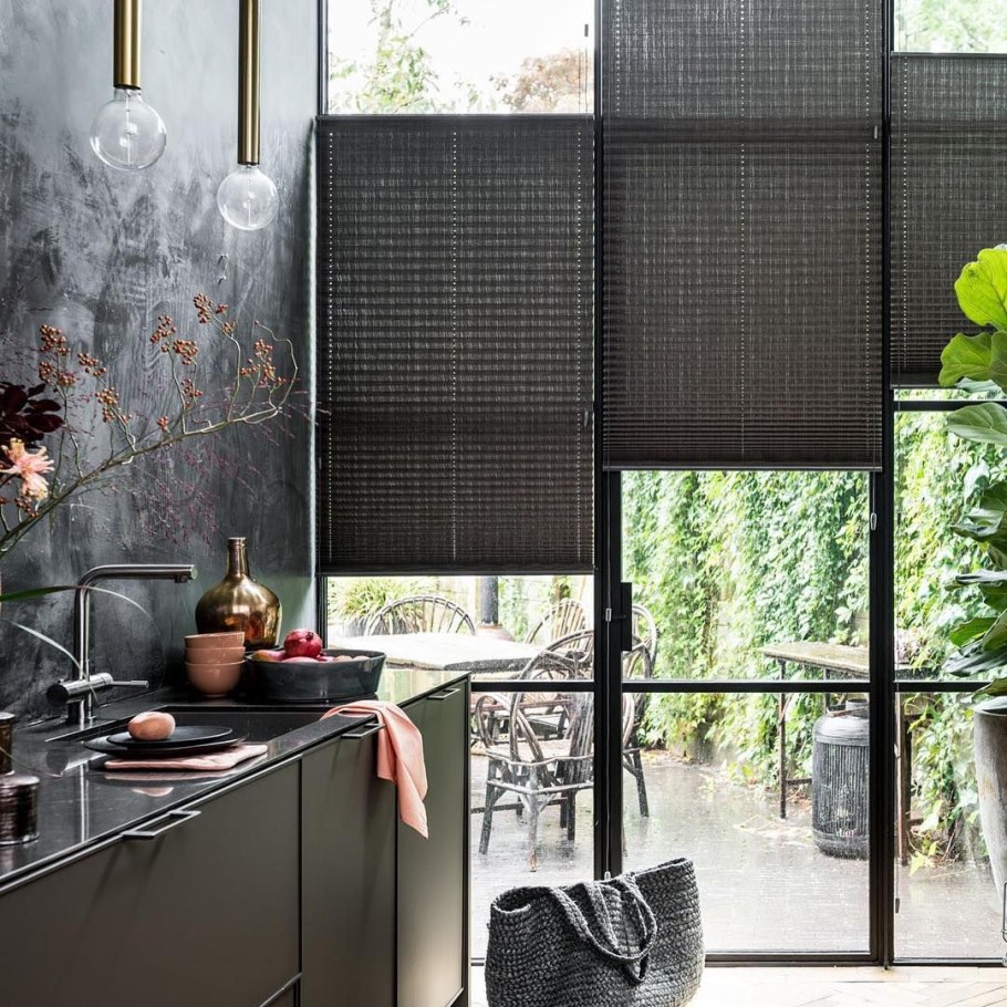 Римская штора в интерьере лофт