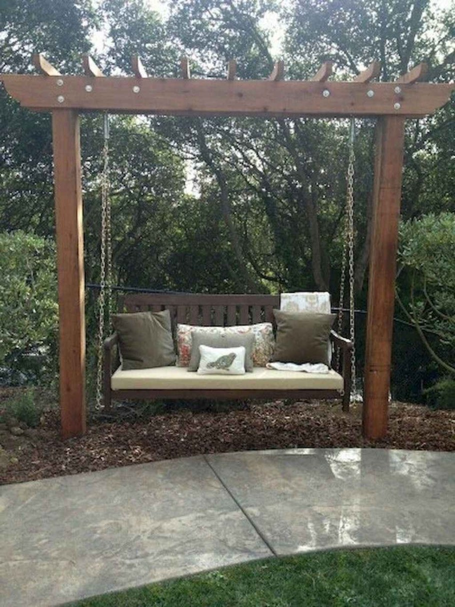 Садовая пергола с лавочкой