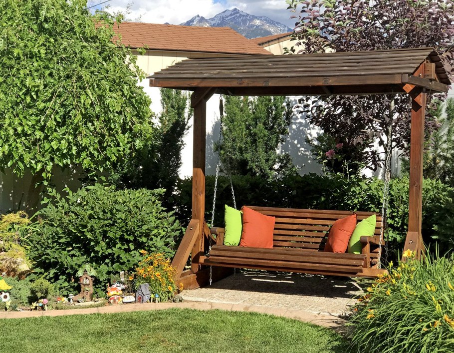 Качели на участке