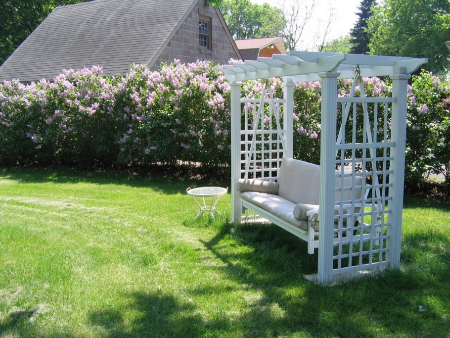 Пергола с лавочкой в саду